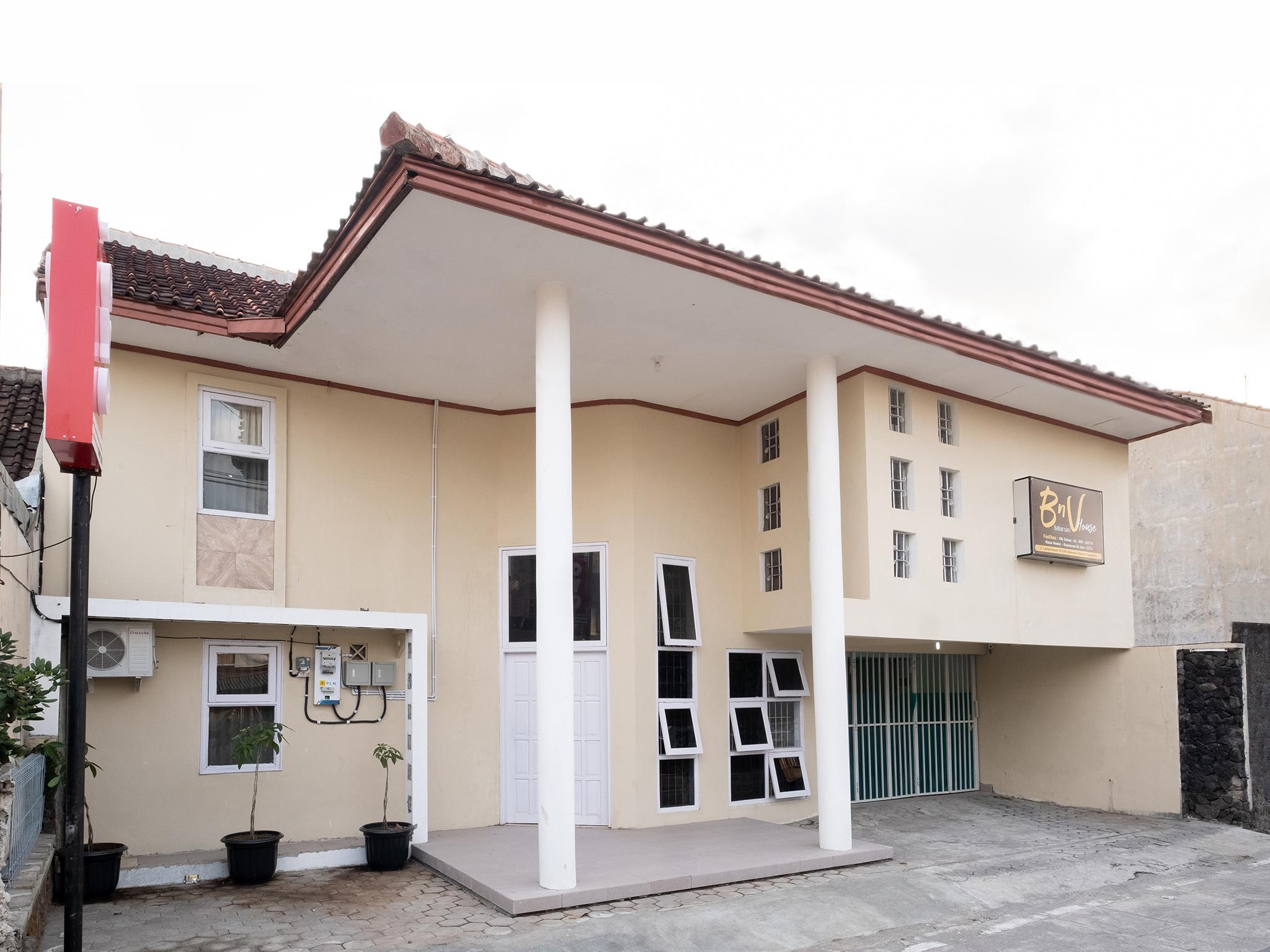 Oyo 2173 Bnv House Babarsari Hotel Maguwo Buitenkant foto